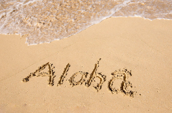 砂浜に書かれたアロハ