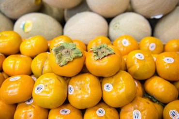 ホノルル市内のスーパーに並ぶ富有柿